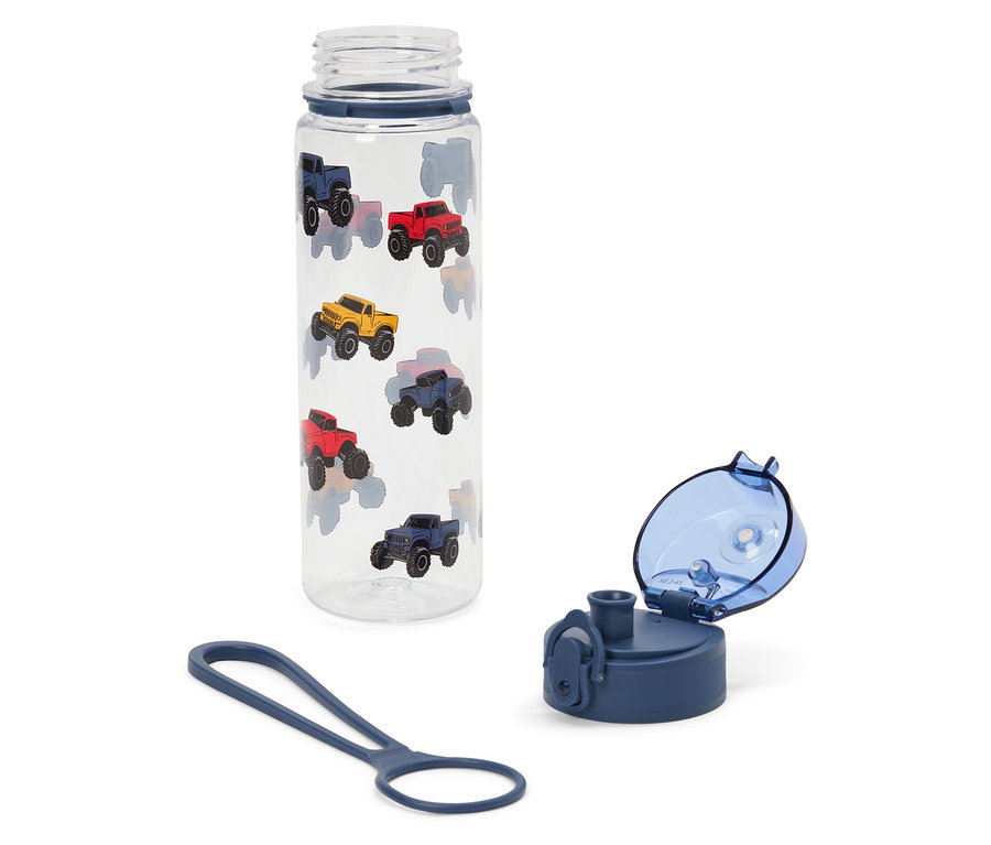Une bouteille d'eau transparente avec des voitures jouets colorées, un bouchon et une dragonne à côté de la bouteille sur fond blanc.