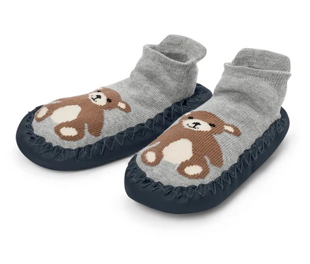 Deux chaussons gris avec un motif d'ours brun sur une semelle bleu foncé.