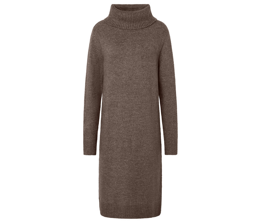 Robe marron en tricot à col roulé.