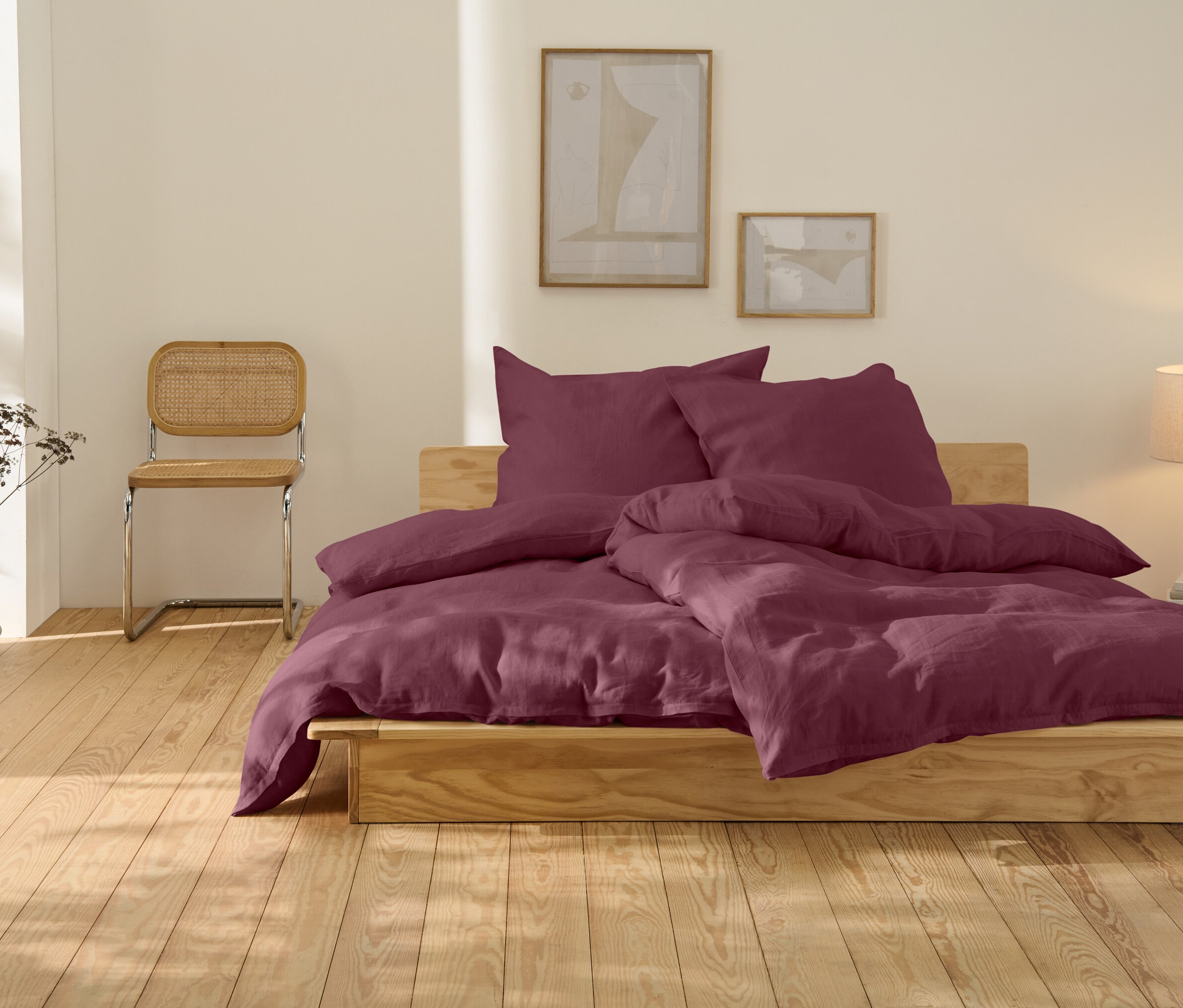 Lit avec linge de lit en lin, beere, taille standard.