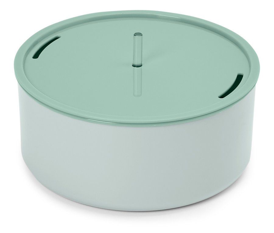 Une fontaine à chat ronde blanche et vert clair est posée sur une surface blanche.