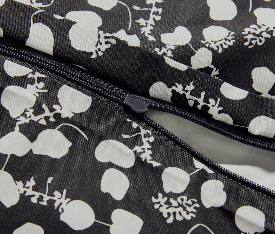 Gros plan d'une housse de couette noire et blanche avec fermeture éclair.