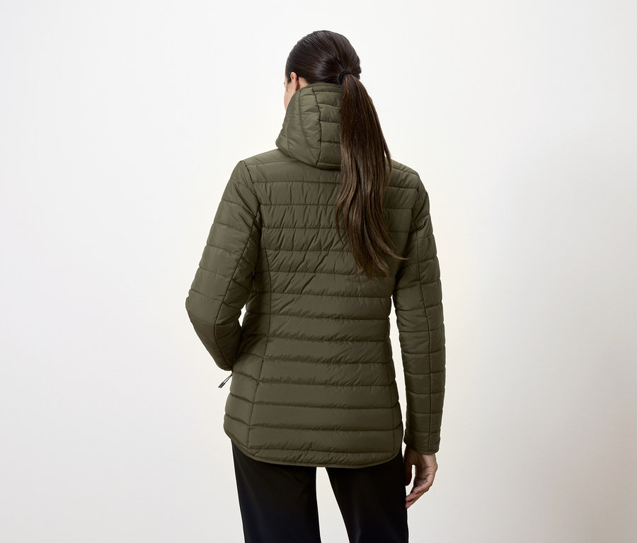 Vue arrière d'une femme portant une veste matelassée vert olive et un pantalon noir.