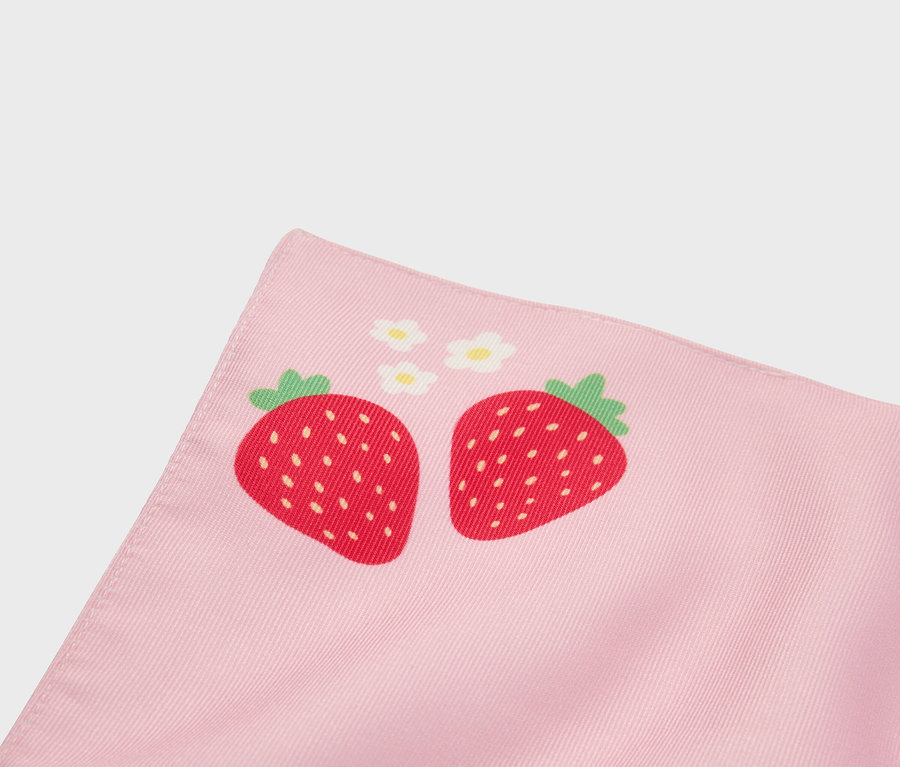 Vue détaillée d'un tissu rose clair avec un motif de fraises.