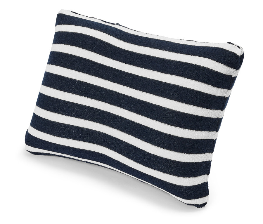 Coussin rayé bleu marine et blanc sur fond blanc.