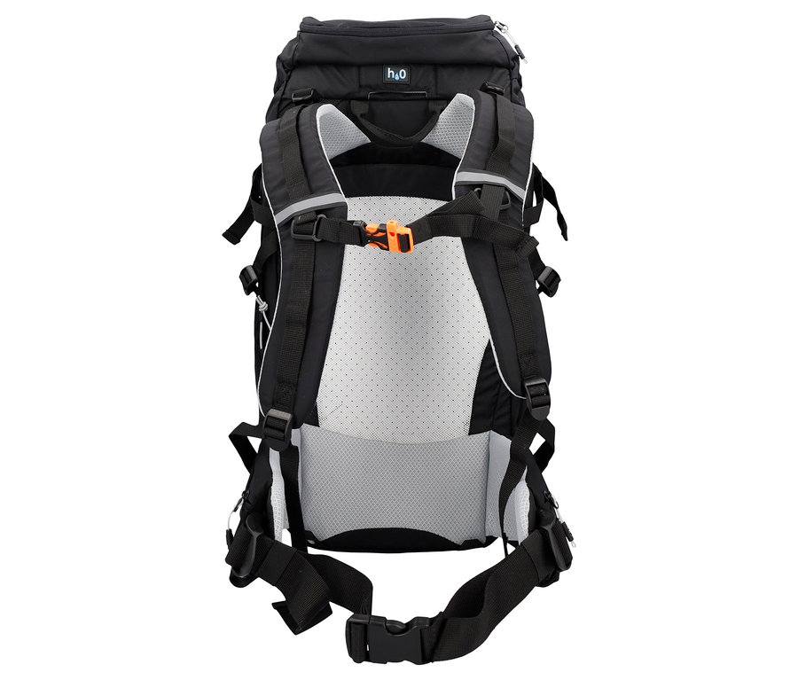 Gros plan d'un sac à dos noir avec rembourrage dorsal blanc et fermeture orange.