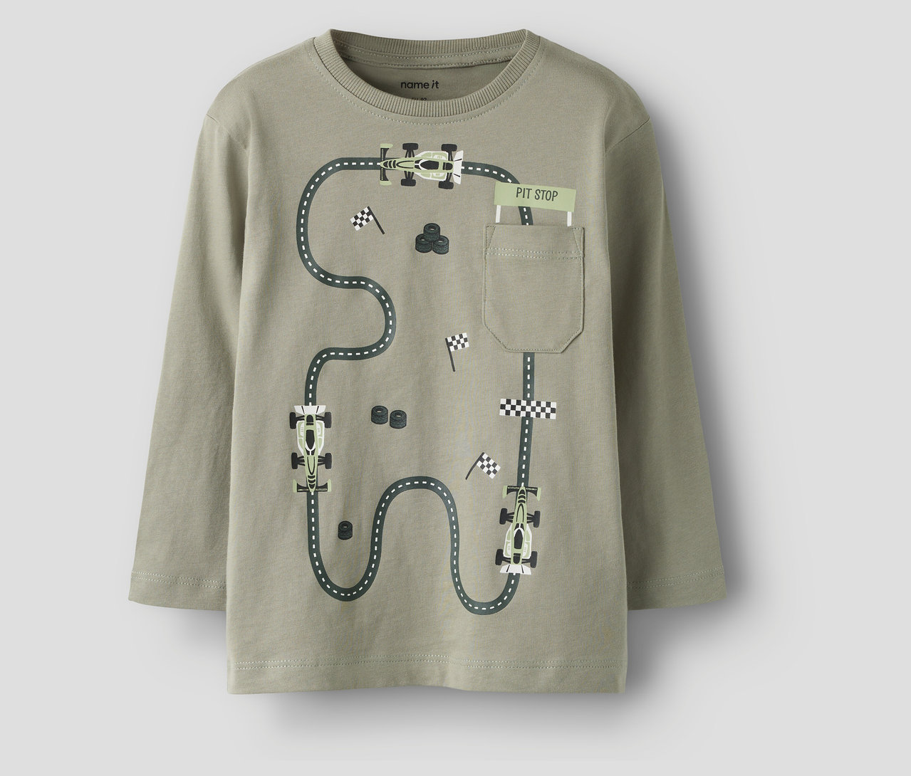 Un t-shirt vert à manches longues avec un circuit de course, des voitures de course et des drapeaux à damier. C'est l'un des deux t-shirts à manches longues NAME IT.