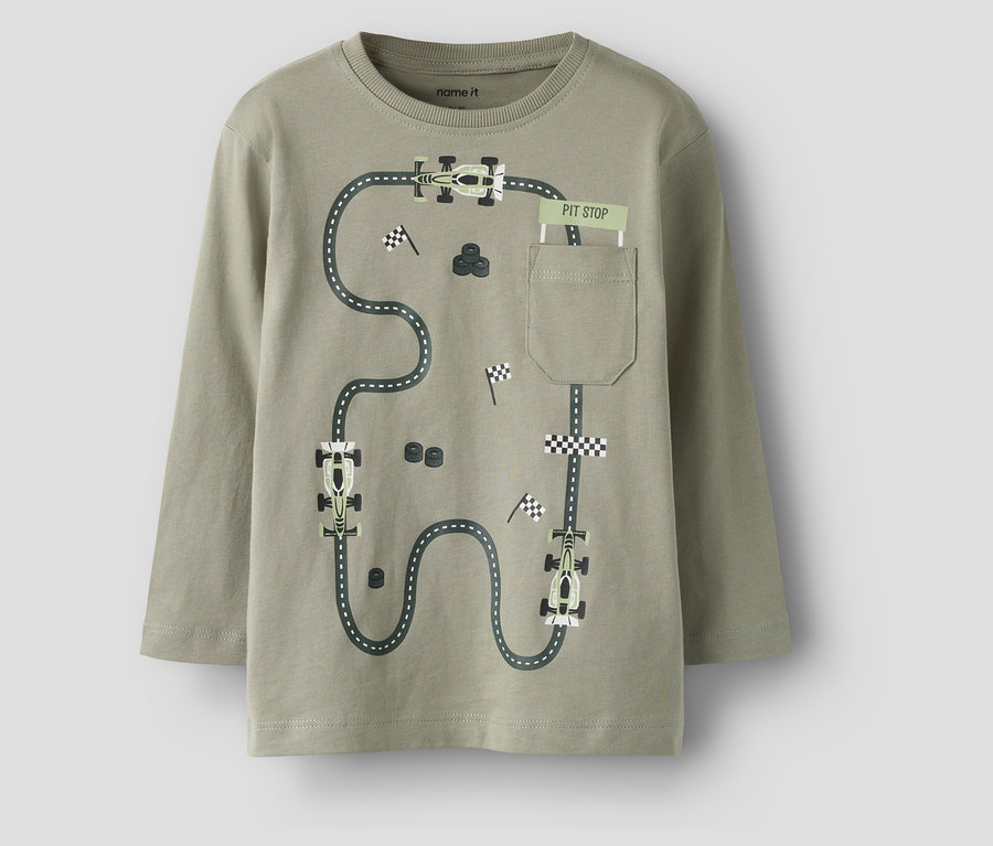 Un t-shirt vert à manches longues avec un circuit de course, des voitures de course et des drapeaux à damier. C'est l'un des deux t-shirts à manches longues NAME IT.