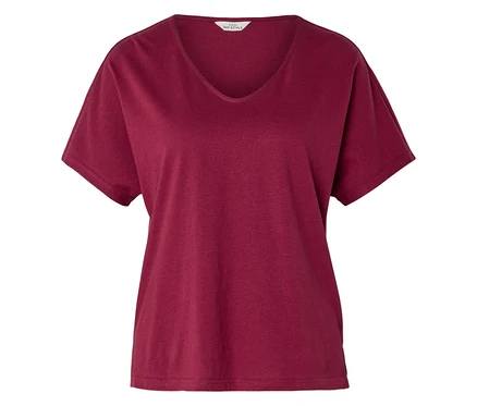 Un t-shirt bordeaux à col en V est posé à plat.