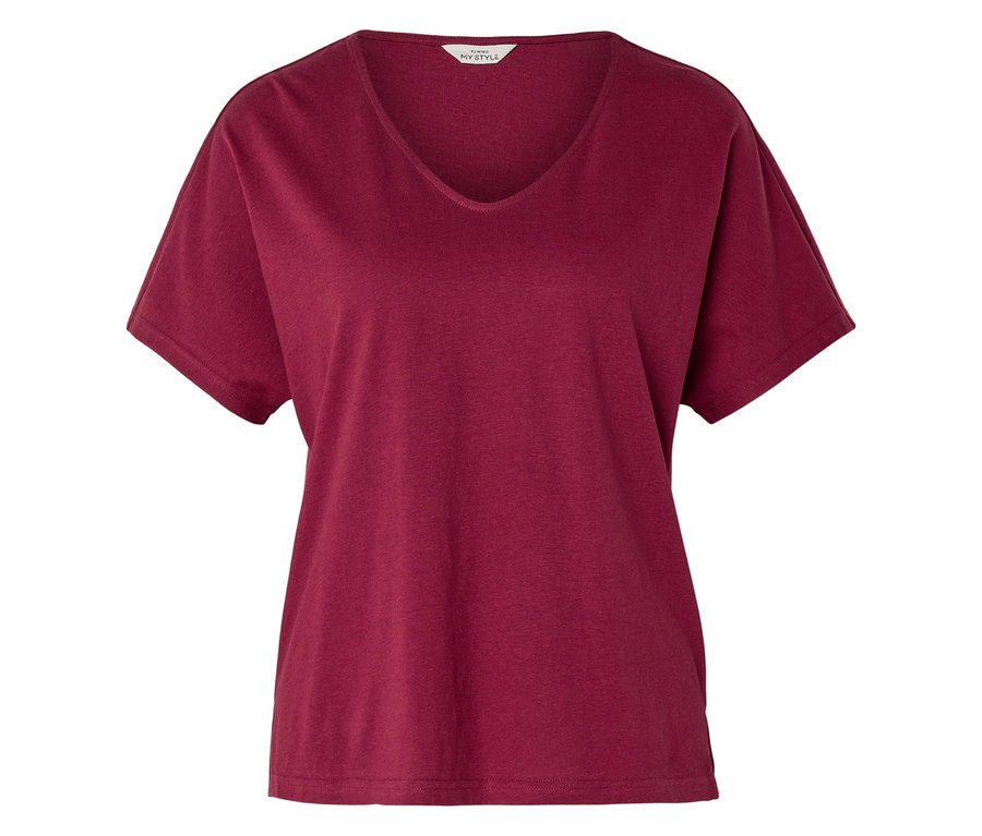 Un t-shirt bordeaux à col en V est posé à plat.