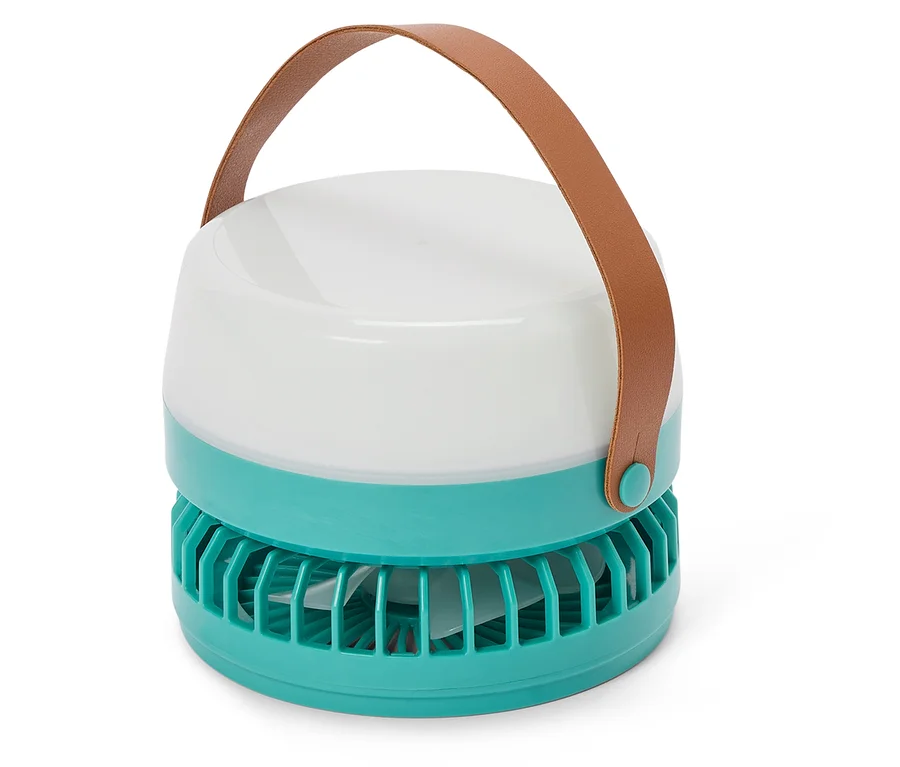 Un ventilateur portable aigue-marine avec une poignée de transport en cuir marron est posé sur une surface blanche.