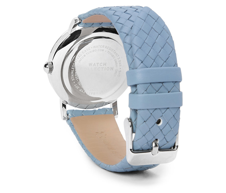 Gros plan d'une montre-bracelet argentée avec un bracelet tressé bleu clair.