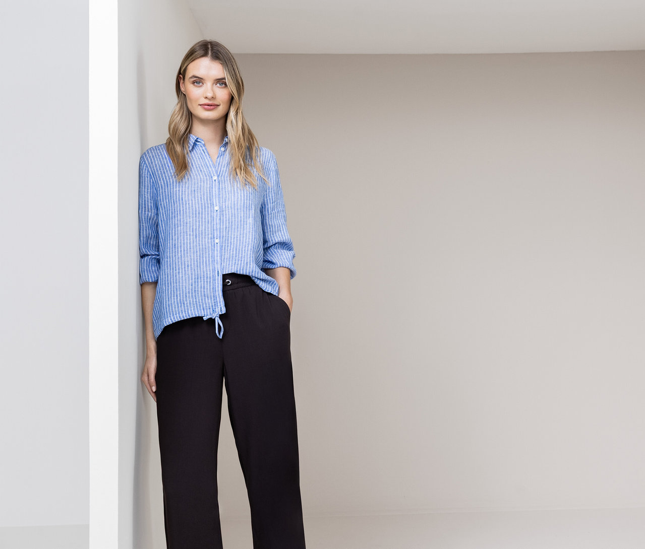 Femme posant en chemisier bleu rayé et culotte 7/8 marron Street One «	EMMA	».