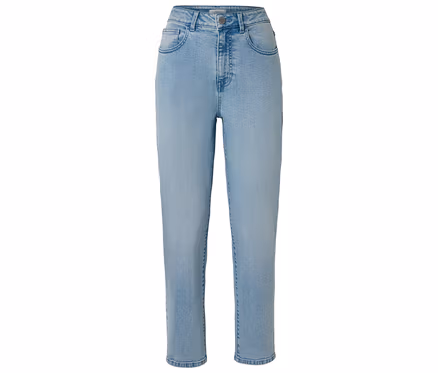 Jean bleu clair de coupe droite, isolé sur fond blanc.