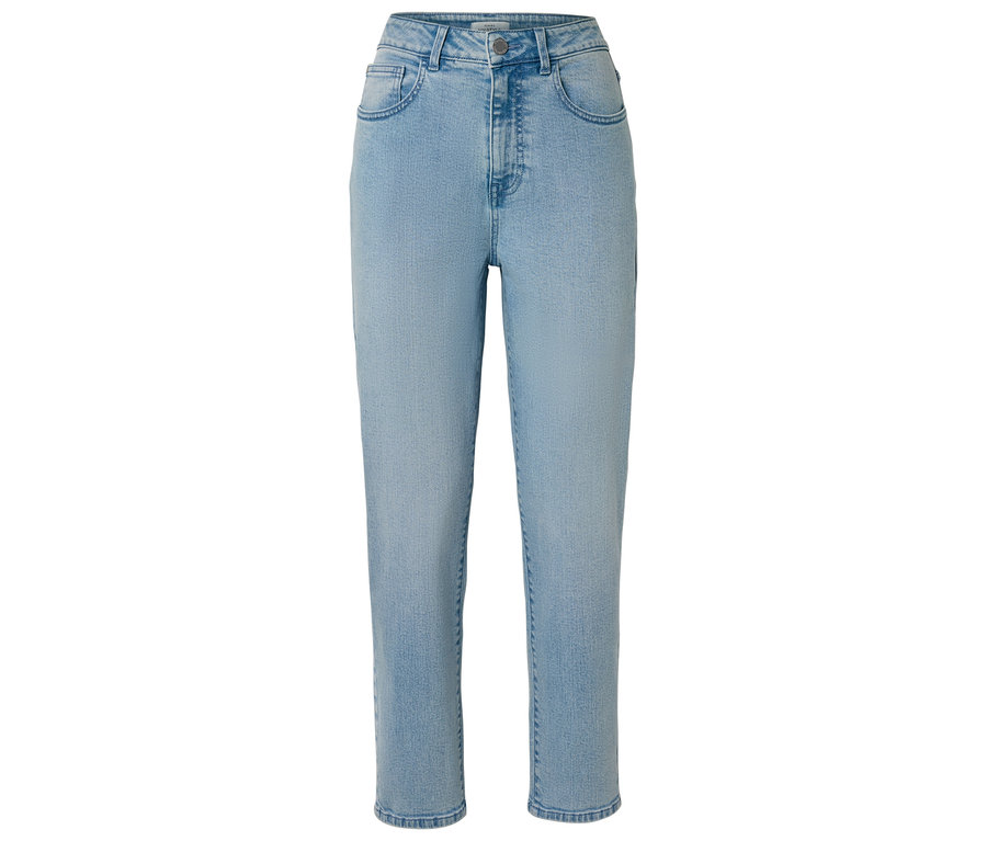 Jean bleu clair de coupe droite, isolé sur fond blanc.