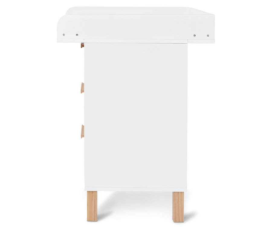 Table à langer blanche avec pieds en bois clair sur fond blanc.