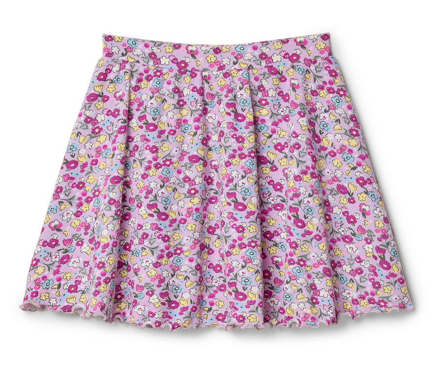 Une jupe rose à motifs floraux est posée sur un fond blanc.