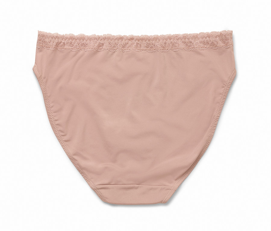 Gros plan d'une seule culotte couleur chair avec des détails en dentelle à la taille.