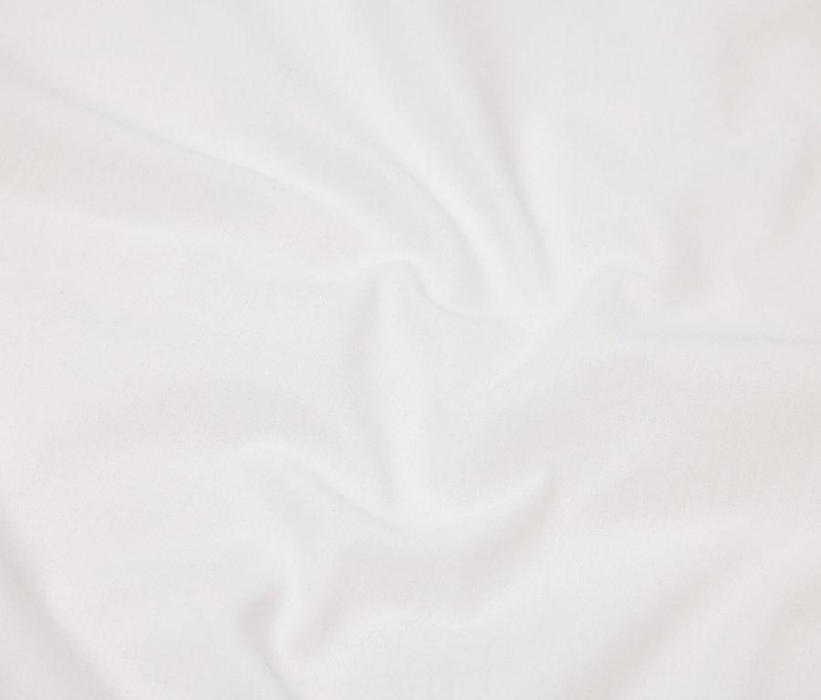 Gros plan d'un tissu blanc avec de subtils plis.