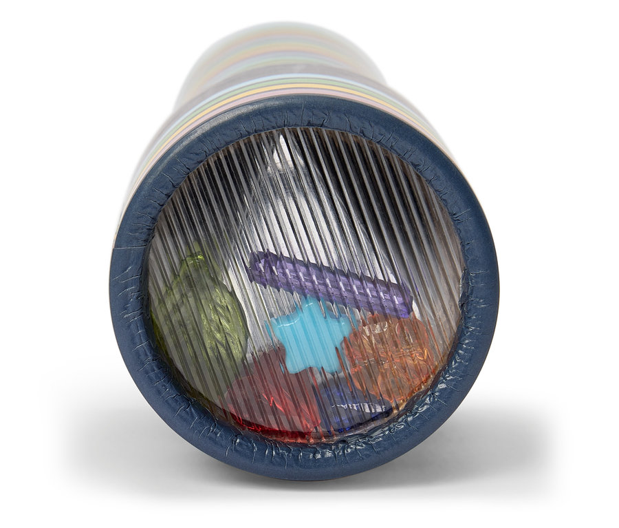 Vue à l'intérieur d'un kaléidoscope avec des objets colorés et détachés devant des miroirs cannelés.