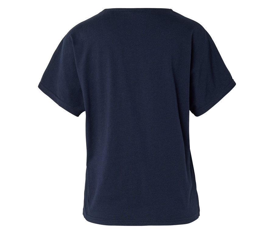 Gros plan sur le dos d'un t-shirt bleu marine.