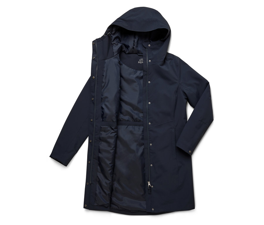 Imperméable bleu marine ouvert avec capuche, fermeture éclair et boutons posé sur fond blanc.