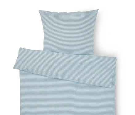 Vue de dessus d'une parure de lit bleu clair à rayures avec une taie d'oreiller et une housse de couette.