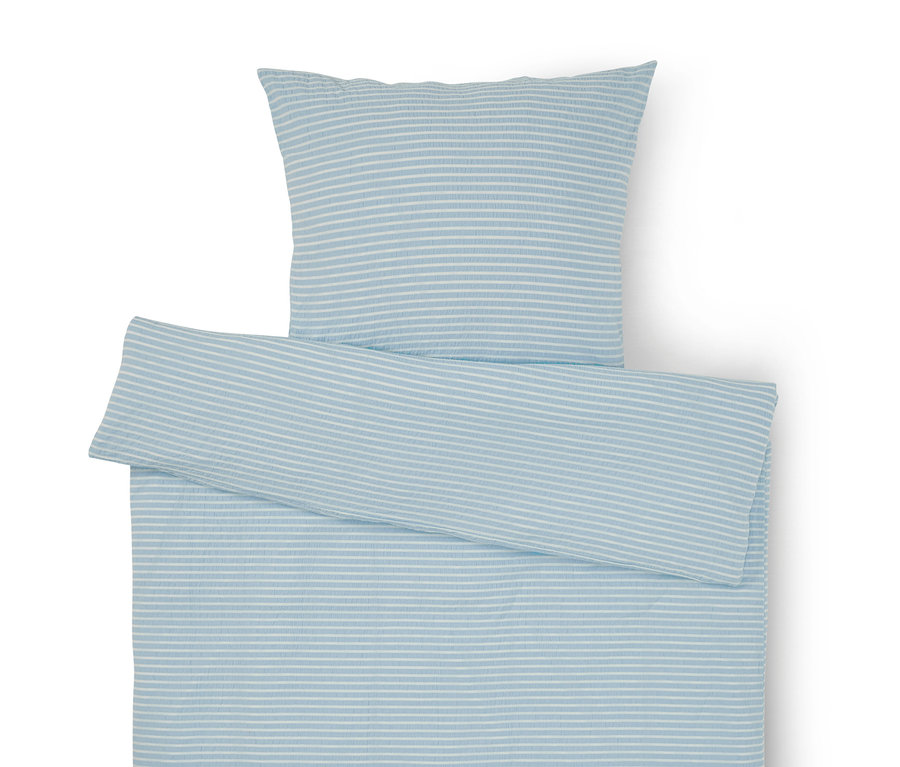 Vue de dessus d'une parure de lit bleu clair à rayures avec une taie d'oreiller et une housse de couette.