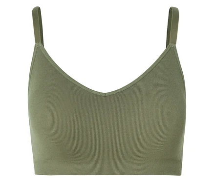 Gros plan d'une brassière de sport côtelée vert olive avec un col en V et des bretelles.