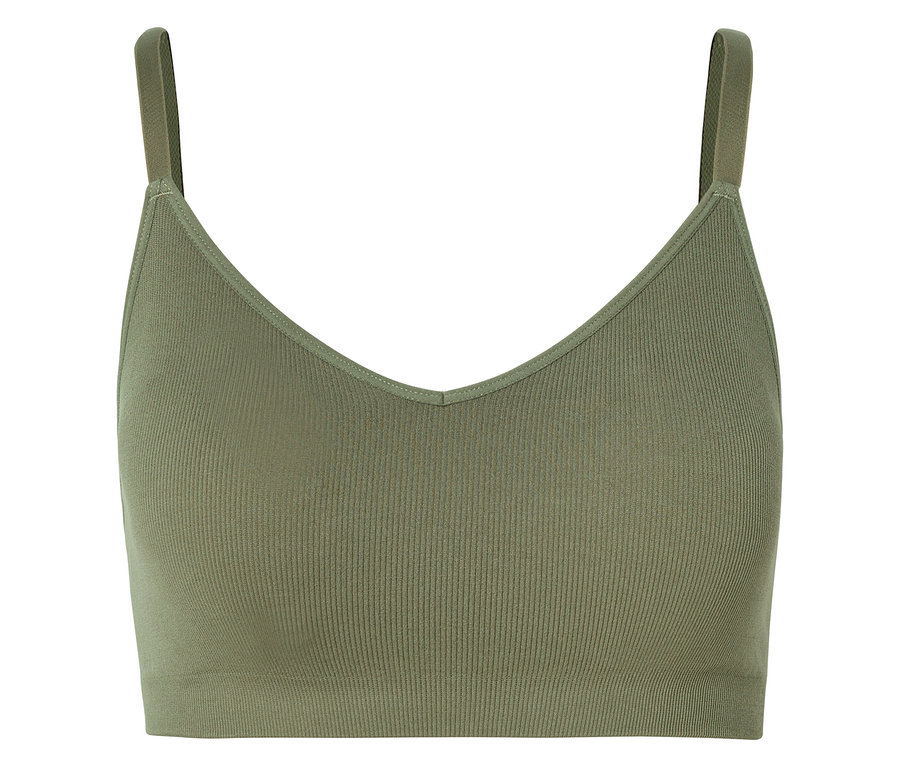 Gros plan d'une brassière de sport côtelée vert olive avec un col en V et des bretelles.