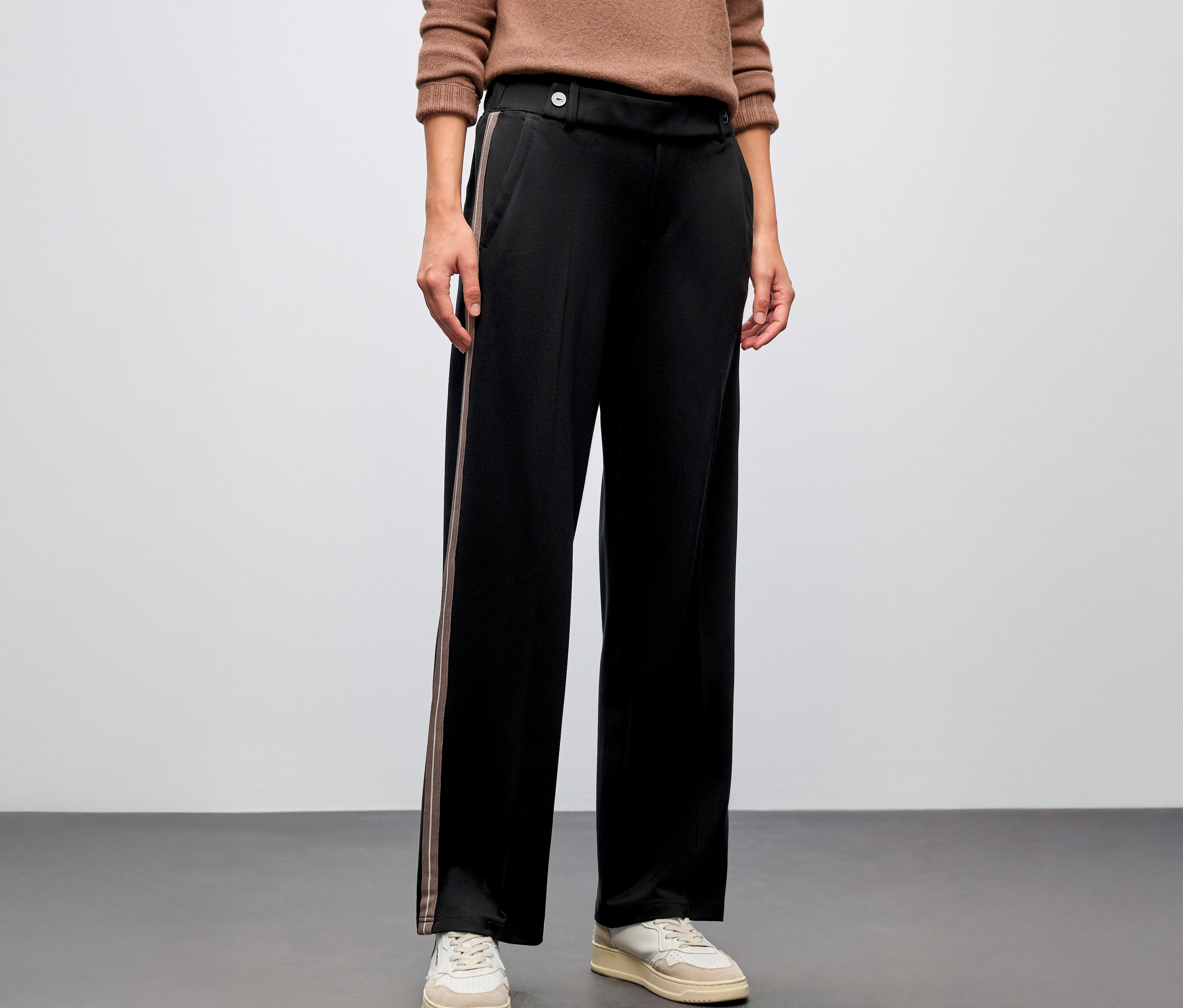 Personne portant un pantalon Straight Leg avec galon Street One noir et un pull marron.