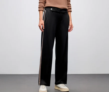 Personne portant un pantalon Straight Leg avec galon Street One noir et un pull marron.