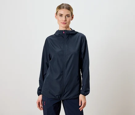 Une femme porte un imperméable bleu marine à capuche.