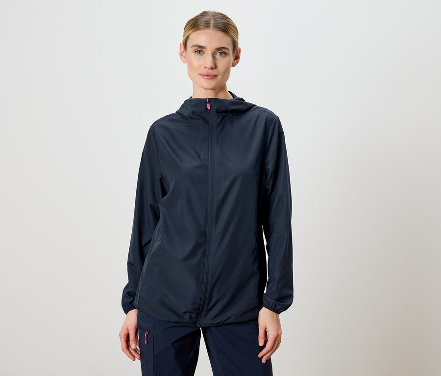 Une femme porte un imperméable bleu marine à capuche.