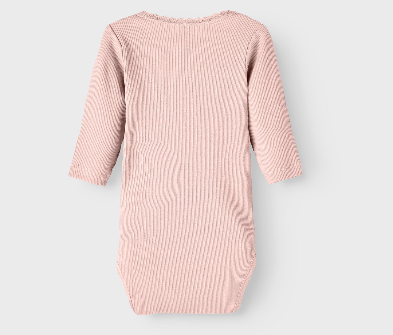 Vue détaillée d'un body rose pour bébé NAME IT dans les tons lilas, 2 pièces.