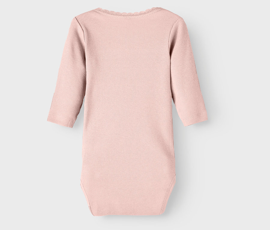 Vue détaillée d'un body rose pour bébé NAME IT dans les tons lilas, 2 pièces.
