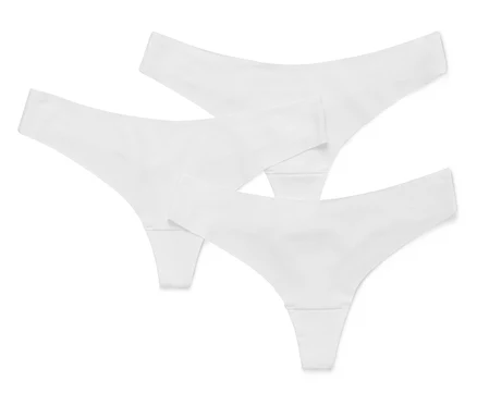 Trois strings blancs sont superposés.