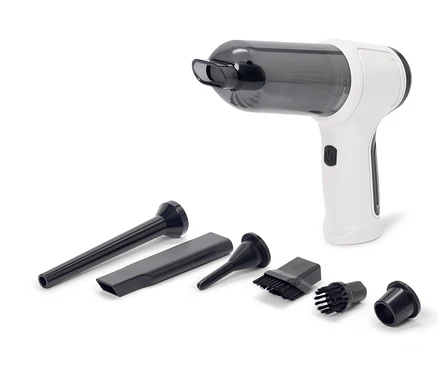 Un aspirateur à main blanc et gris avec divers accessoires noirs sur fond blanc.