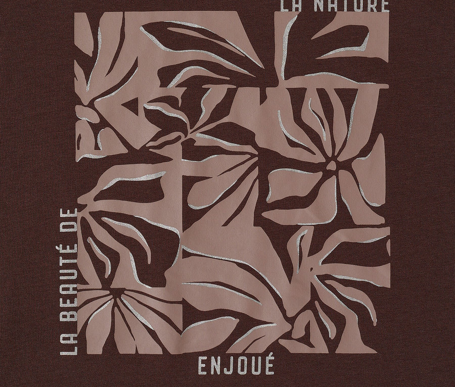 T-shirt à motif CECIL marron avec grand motif floral et les inscriptions "LA NATURE" et "LA BEAUTÉ DE ENJOUÉ".