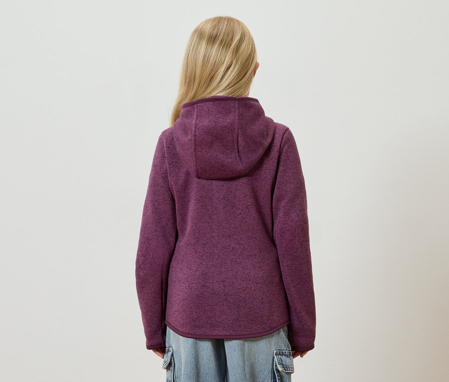 Vue arrière d'un enfant blond portant un sweat à capuche violet et un pantalon cargo bleu clair sur fond blanc.