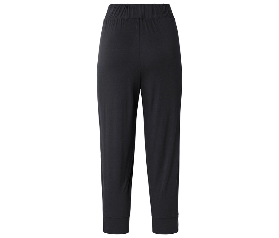 Pantalon noir avec ceinture élastique.
