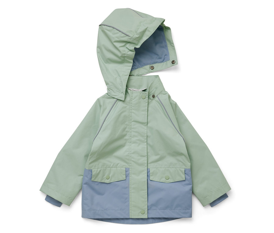 Imperméable enfant vert clair avec poches bleues et capuche, posé sur fond blanc.