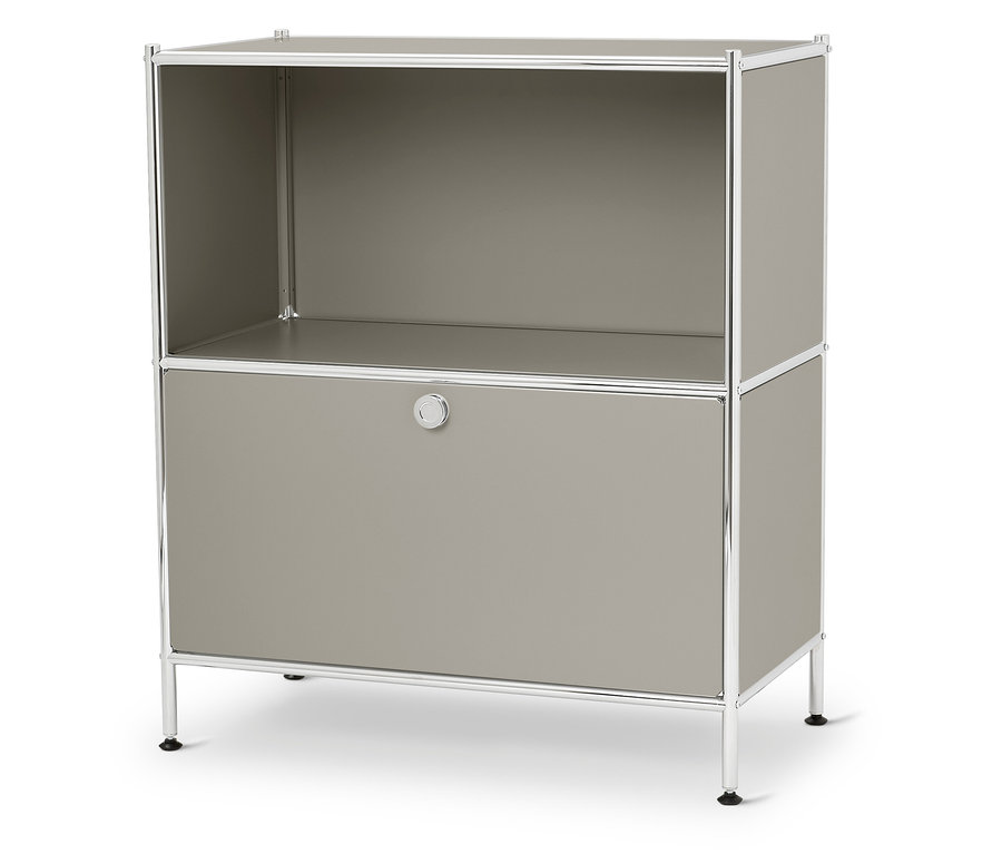 Une étagère grise avec un compartiment ouvert en haut et une porte fermée en bas, sur un fond blanc.