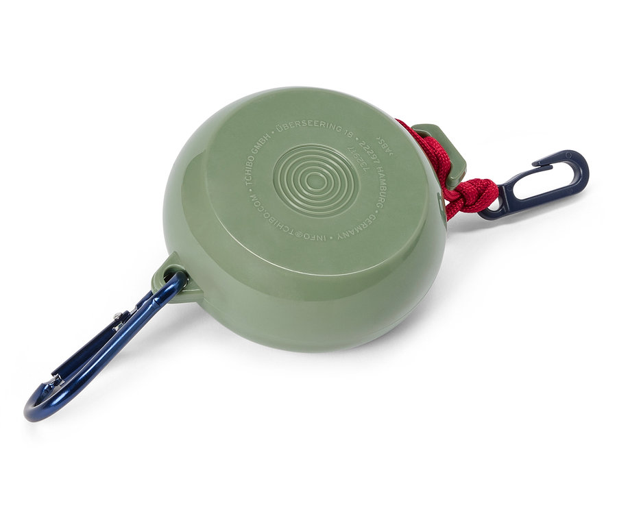 Boîte ronde verte avec mousqueton bleu et cordon rouge.