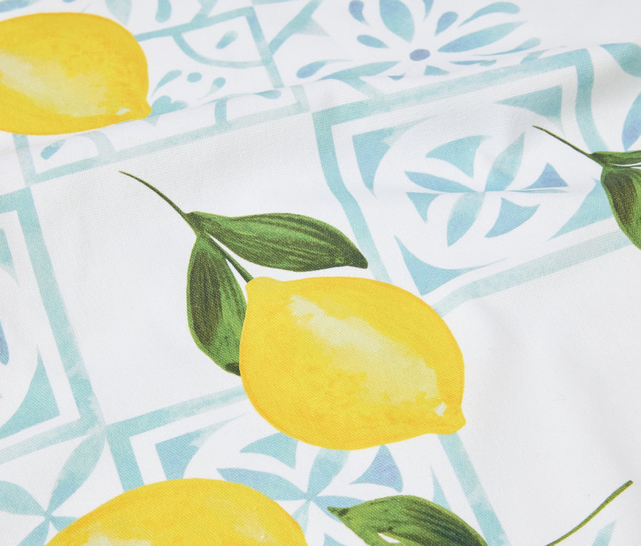 Gros plan d'un tissu à motifs de citrons et de carreaux bleus.