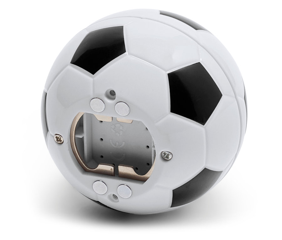 Un ouvre-bouteille de football posé sur une surface blanche.