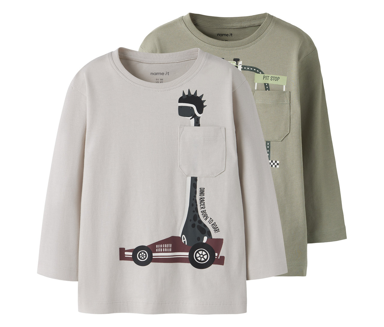 Deux t-shirts à manches longues NAME IT, un beige avec un motif de dinosaure-coureur et une poche, l'autre vert olive avec un motif de circuit de course et une poche.