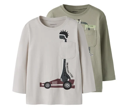 Deux t-shirts à manches longues NAME IT, un beige avec un motif de dinosaure-coureur et une poche, l'autre vert olive avec un motif de circuit de course et une poche.