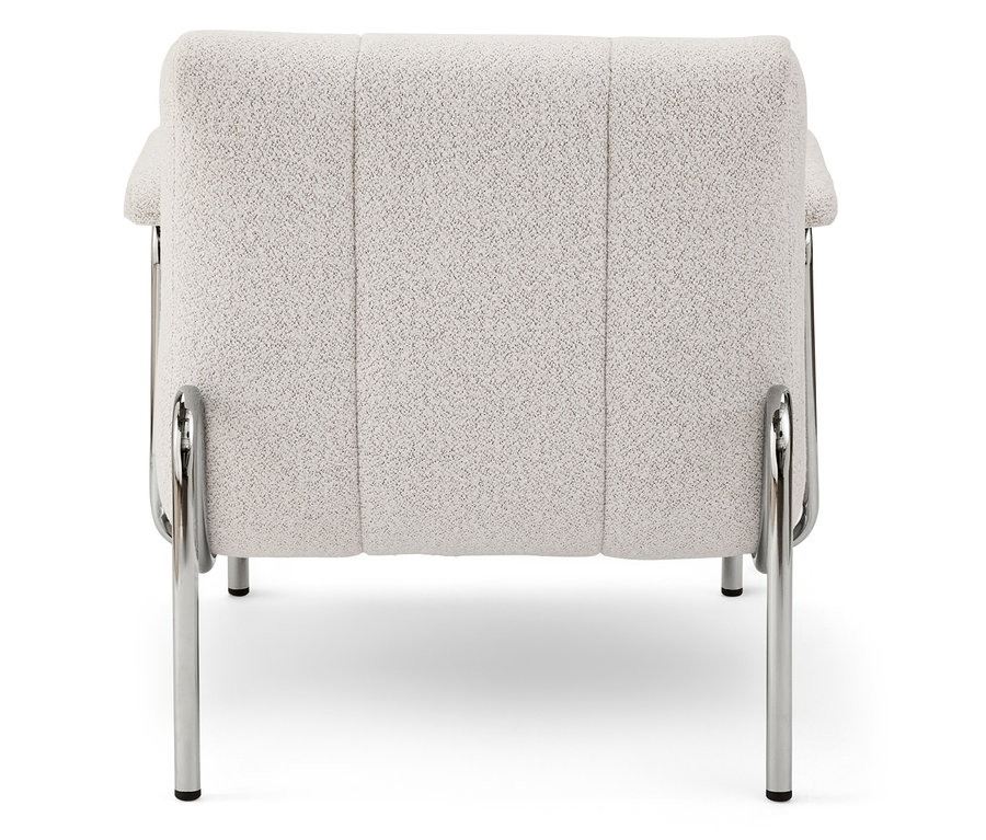 Vue arrière d'un fauteuil crème avec un cadre en métal chromé.