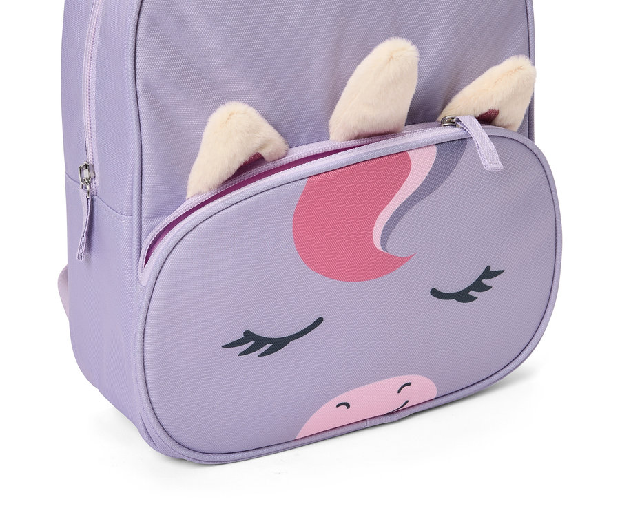 Un sac à dos violet clair avec un motif de visage de licorne sur sa poche avant, présentant des yeux fermés, une crinière rose et un petit nez rose. Trois oreilles duveteuses de couleur crème dépassent de la fermeture éclair de la poche.